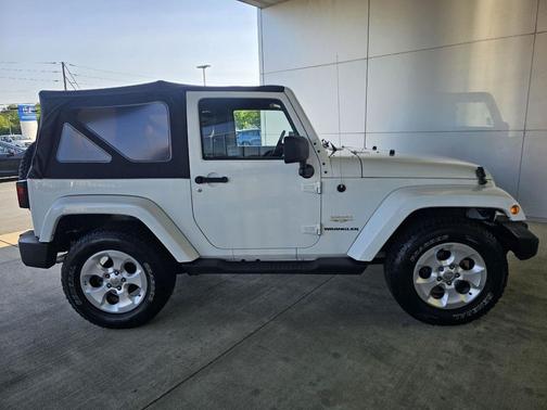 Bright White Clearcoat 2013 Jeep Wrangler Sahara