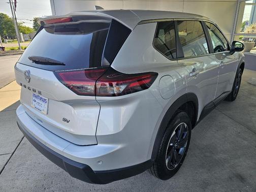 Brilliant Silver Metallic 2024 Nissan Rogue SV