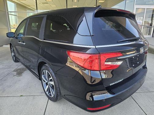 Crystal Black Pearl 2024 Honda Odyssey Touring