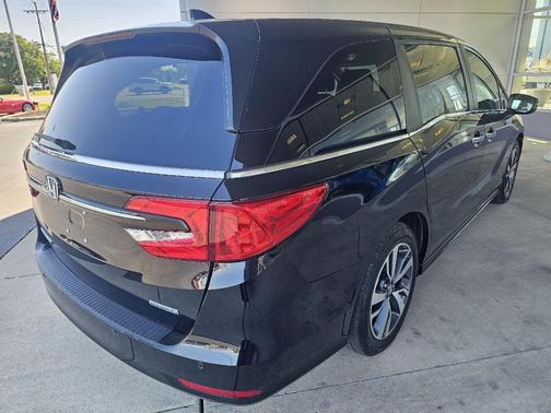 Crystal Black Pearl 2024 Honda Odyssey Touring
