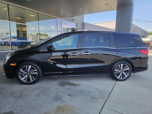 Crystal Black Pearl 2024 Honda Odyssey Touring