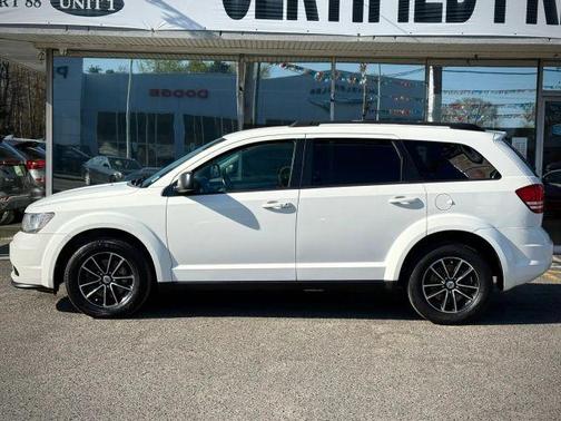 White 2018 Dodge Journey SE