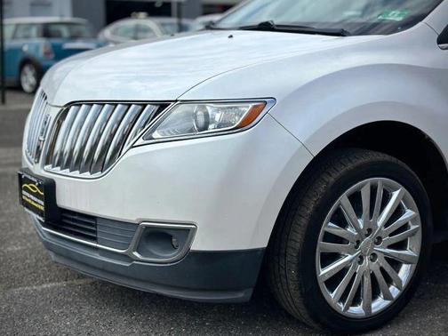 White 2013 Lincoln MKX Base