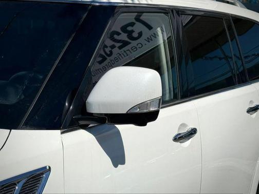 White 2017 INFINITI QX80