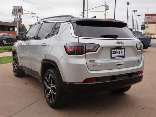 Silver Zynith Metallic Clearcoat 2025 Jeep Compass Limited