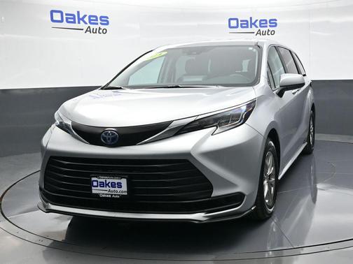 2024 Toyota Sienna LE