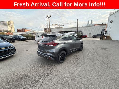 Gun Metallic 2024 Nissan Kicks SR