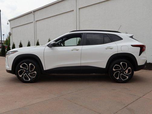 Summit White 2025 Chevrolet Trax FWD 2RS