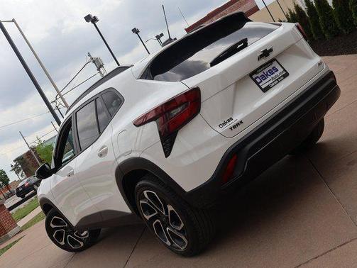 Summit White 2025 Chevrolet Trax FWD 2RS