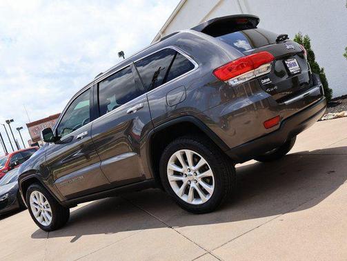 Granite Crystal Metallic Clearcoat 2017 Jeep Grand Cherokee Limited