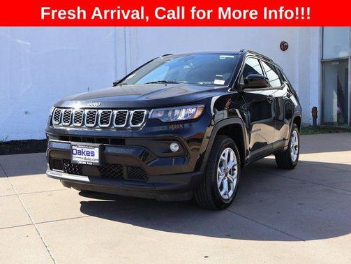 Diamond Black Crystal Pearlcoat 2025 Jeep Compass Latitude