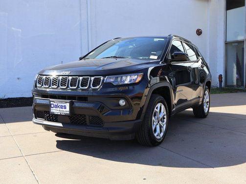 Diamond Black Crystal Pearlcoat 2025 Jeep Compass Latitude