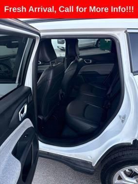 Bright White Clearcoat 2025 Jeep Compass Latitude