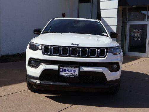 Bright White Clearcoat 2025 Jeep Compass Latitude