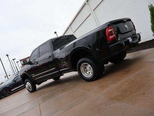 Diamond Black Crystal Pearlcoat 2022 RAM 3500 Limited Crew Cab 4x4 8' Box