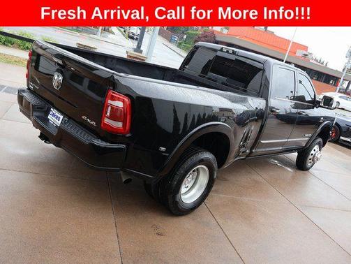 Diamond Black Crystal Pearlcoat 2022 RAM 3500 Limited Crew Cab 4x4 8' Box