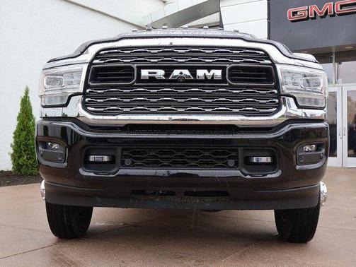Diamond Black Crystal Pearlcoat 2022 RAM 3500 Limited Crew Cab 4x4 8' Box