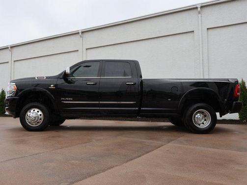 Diamond Black Crystal Pearlcoat 2022 RAM 3500 Limited Crew Cab 4x4 8' Box