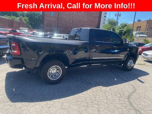Diamond Black Crystal Pearlcoat 2022 RAM 3500 Limited Crew Cab 4x4 8' Box
