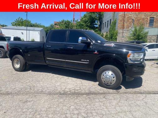 Diamond Black Crystal Pearlcoat 2022 RAM 3500 Limited Crew Cab 4x4 8' Box