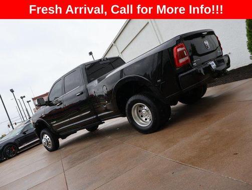 Diamond Black Crystal Pearlcoat 2022 RAM 3500 Limited Crew Cab 4x4 8' Box