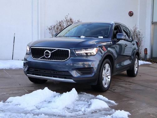 2022 Volvo XC40 T5 Momentum