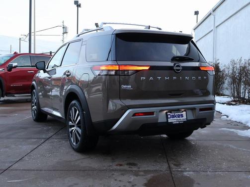 2023 Nissan Pathfinder Platinum FWD