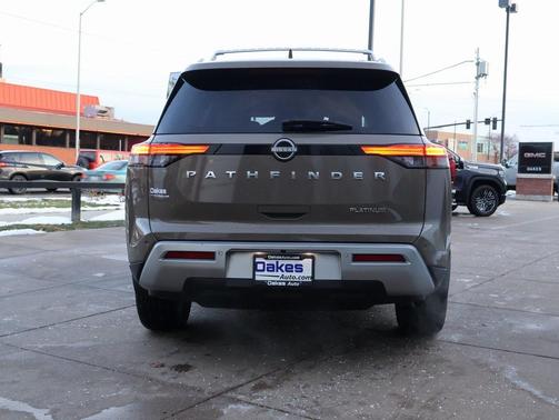 2023 Nissan Pathfinder Platinum FWD
