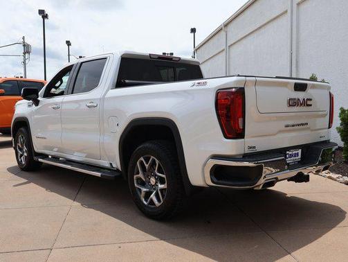 White Frost Tricoat 2022 GMC Sierra 1500 SLT