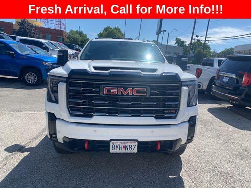 Summit White 2025 GMC Sierra 2500 AT4