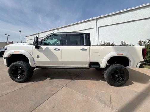 Summit White 2025 GMC Sierra 2500 Denali