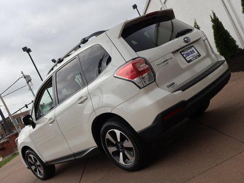 Crystal White Pearl 2018 Subaru Forester 2.5i Premium