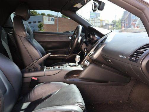 Phantom Black Pearl Effect/Black Roof 2011 Audi R8 5.2 quattro Spyder