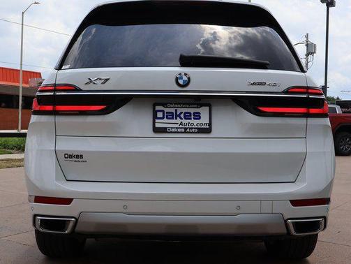 Mineral White Metallic 2024 BMW X7 xDrive40i