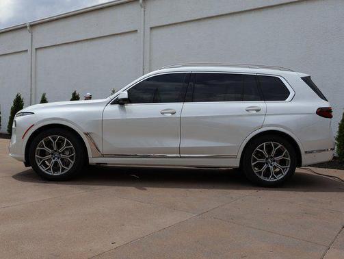 Mineral White Metallic 2024 BMW X7 xDrive40i