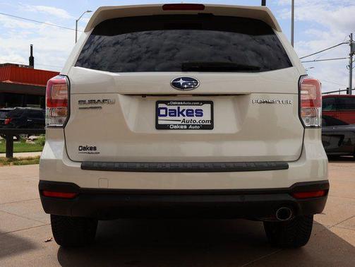 Crystal White Pearl 2018 Subaru Forester 2.5i Touring