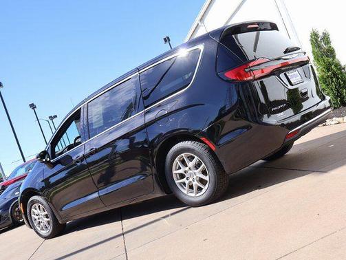 Diamond Black Crystal Pearlcoat 2025 Chrysler Pacifica L