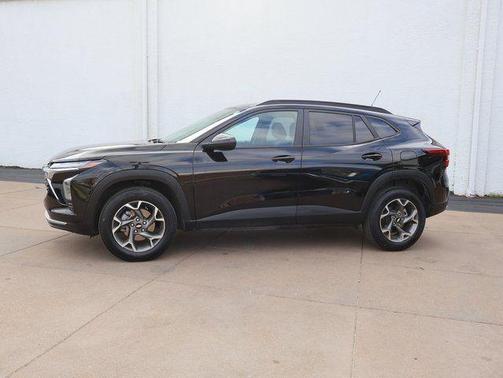 Mosaic Black Metallic 2025 Chevrolet Trax LT