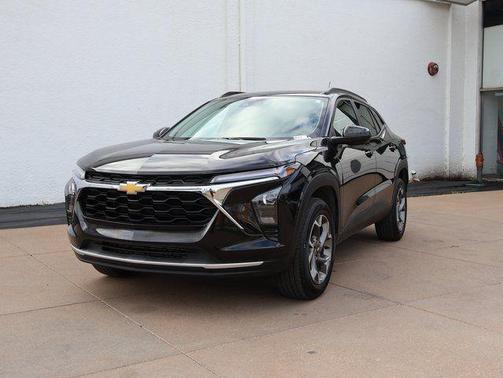 Mosaic Black Metallic 2025 Chevrolet Trax LT