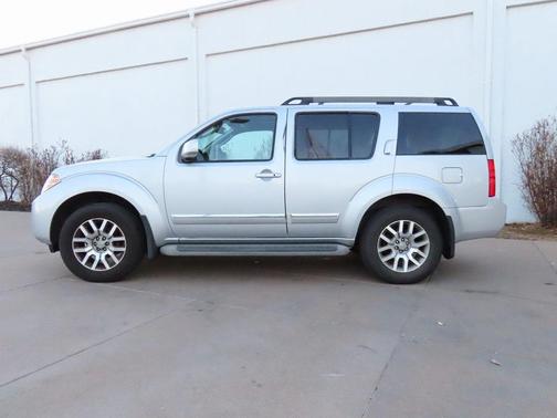 2012 Nissan Pathfinder LE