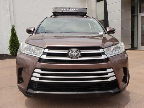 Toasted Walnut Pearl 2018 Toyota Highlander LE
