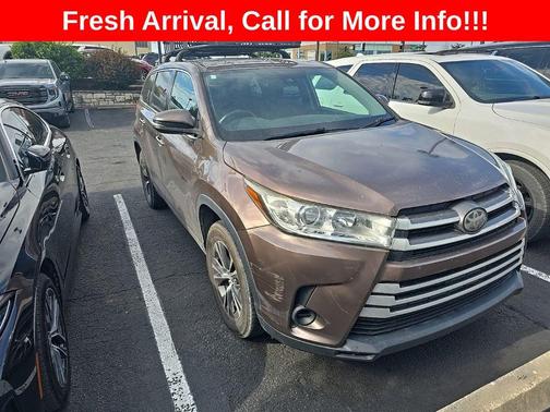 Toasted Walnut Pearl 2018 Toyota Highlander LE