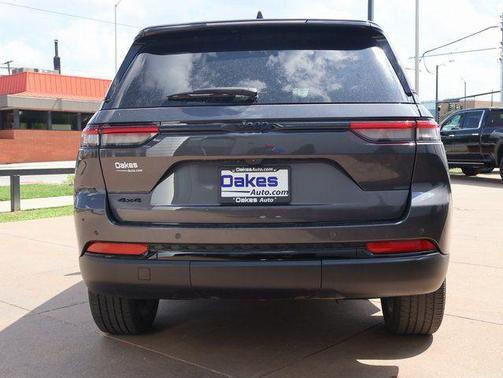 Baltic Gray Metallic Clearcoat 2023 Jeep Grand Cherokee Altitude