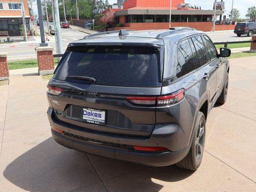 Baltic Gray Metallic Clearcoat 2023 Jeep Grand Cherokee Altitude