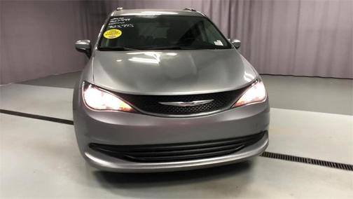 Photo 3 of 25 of 2020 Chrysler Voyager LXI