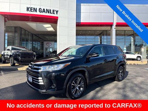 Midnight Black Metallic 2018 Toyota Highlander LE