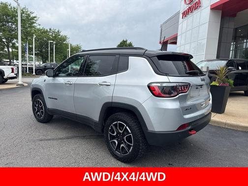 Silver Zynith Metallic Clearcoat 2025 Jeep Compass Trailhawk