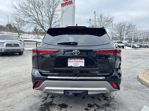 2026 Toyota Highlander Hybrid Platinum