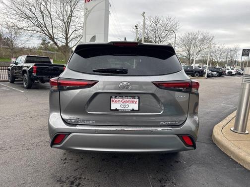 Heavy_Metallic 2026 Toyota Highlander Hybrid Platinum