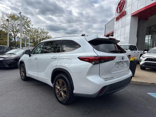 2022 Toyota Highlander Hybrid XLE